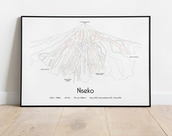 Peut inclure: Une impression en noir et blanc d'une carte de station de ski avec le nom "Niseko" en bas. La carte montre les différentes pistes de ski et les remontées mécaniques. L'impression est encadrée dans un cadre noir.