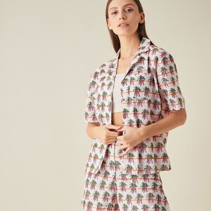 Regular fit, notch-collar organic cotton half sleeve shirt in floral print/ Casual wear/ Loungewear/ Summer resort shirt image 2