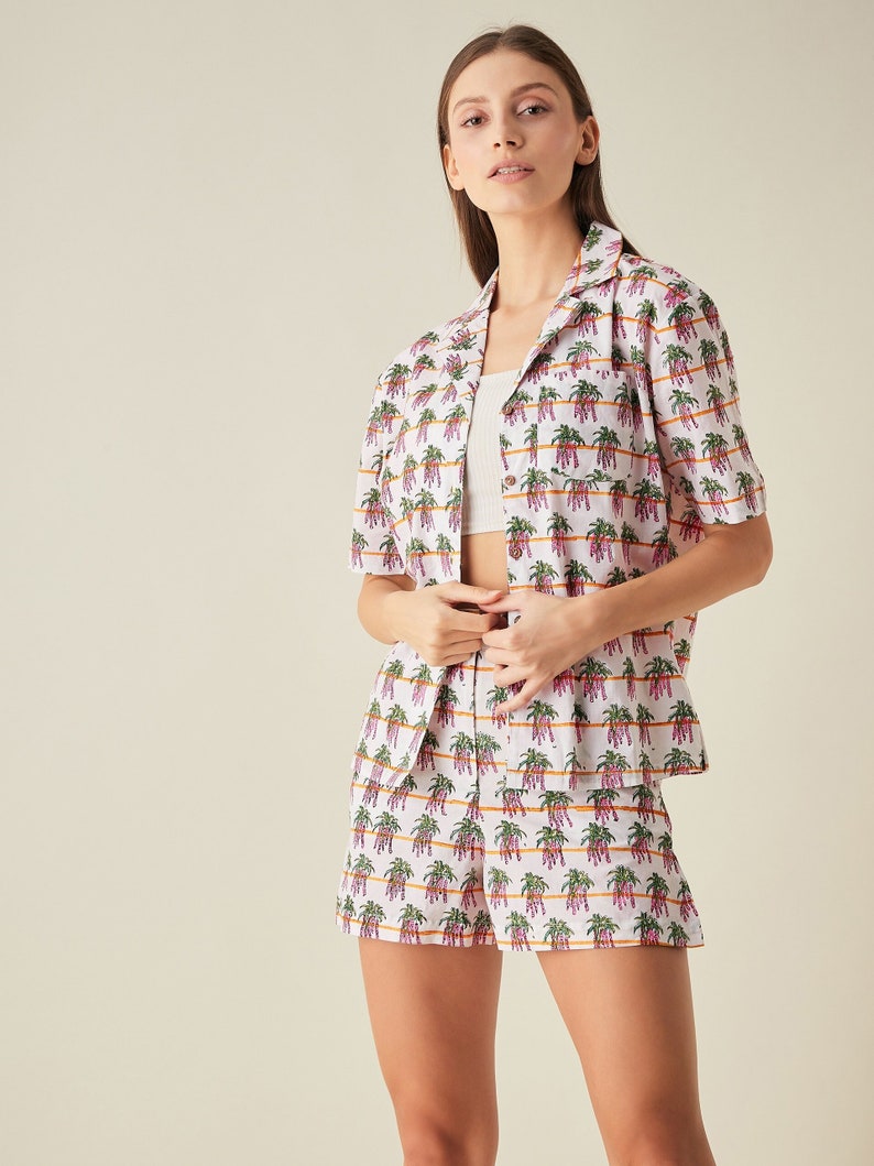 Regular fit, notch-collar organic cotton half sleeve shirt in floral print/ Casual wear/ Loungewear/ Summer resort shirt image 2