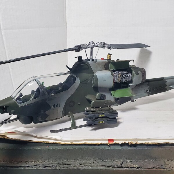 Vorgefertigter Kampfhubschrauber AH-1W Super Cobra der U. S. Marine Corp. im Maßstab 1:35