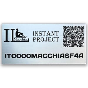 Könnte beinhalten: Rechteckiges Schild aus gebürstetem Metall mit schwarzem Text und QR-Code. Auf dem Schild steht "II Macchia INSTANT PROJECT" mit einer stilisierten Figur. Darunter steht der Text "ITOOOOMACCHIASF4A".