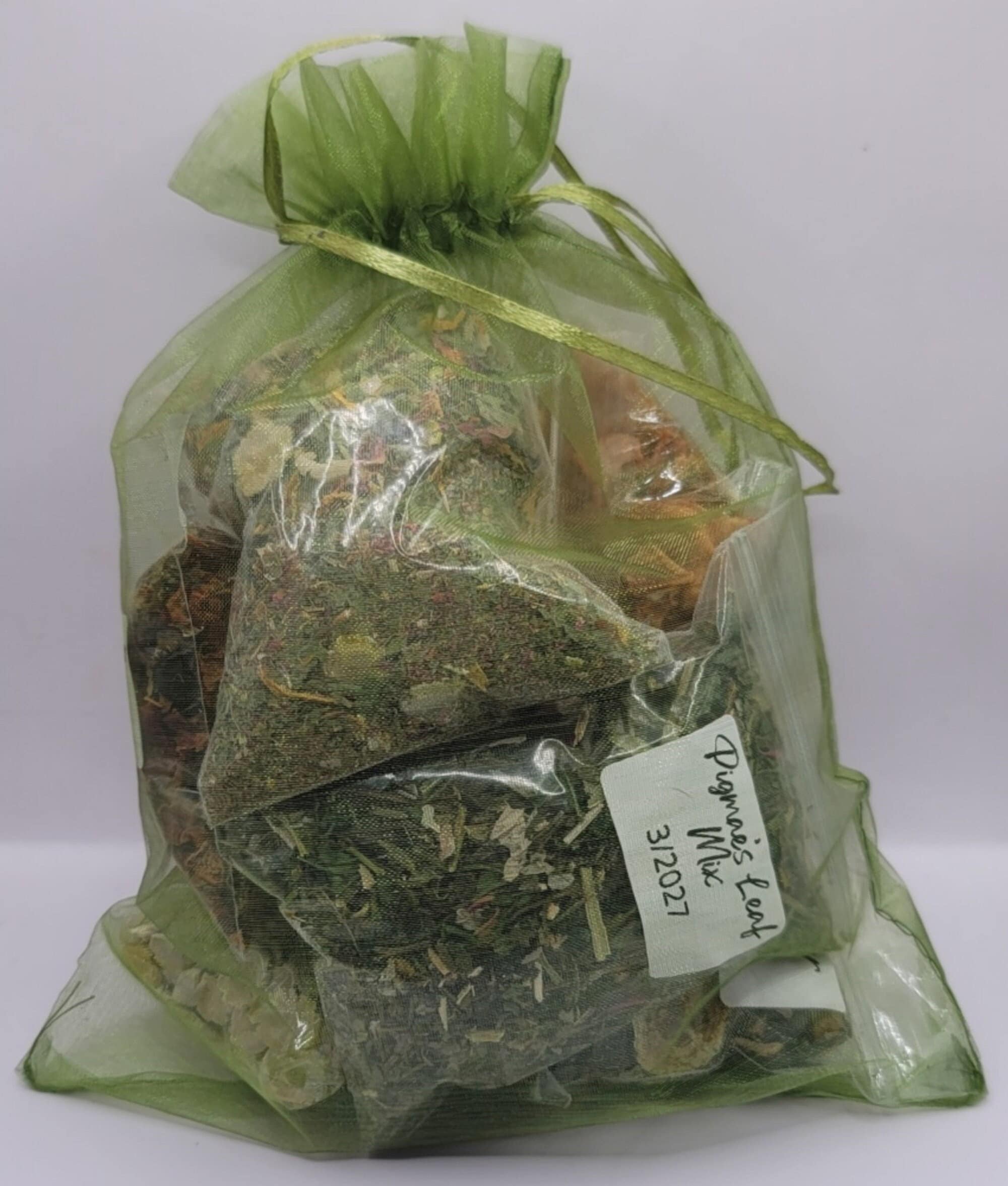 Picky Piggie Small Animal Sample Treat Pack Pea Flakes Carrots Pepper Blend Ray's Forage Rosehip Apple Bananas Cucumber Wellness