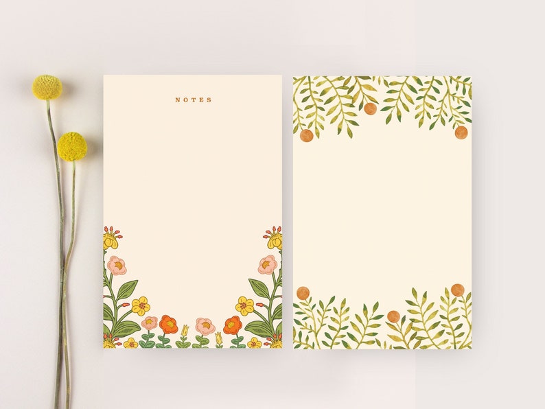 Puede incluir: Dos tarjetas de notas en blanco con bordes florales. La tarjeta de la izquierda tiene un borde de flores amarillas, naranjas y rosas. La tarjeta de la derecha tiene un borde de hojas verdes y bayas naranjas. La tarjeta de la izquierda tiene la palabra "NOTES" impresa en naranja en la parte superior.