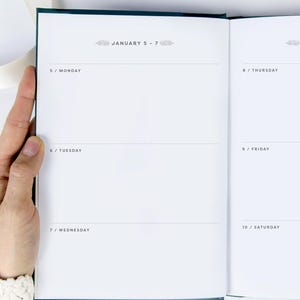 Simple and clean weekly spread planner with a lot of room for writing to-dos, tasks or journaling.