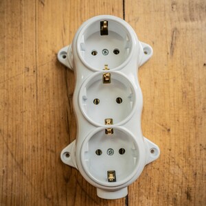 3-fold white surface-mounted retro socket