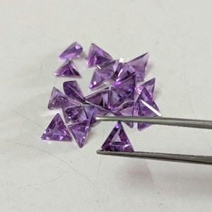 Afrikansk ametist triangelformad lot, fasetterad triangelformad av högsta kvalitet, 3 mm till 7 mm lös fancy ametist, ametist för smyckestillverkning,