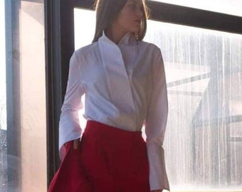 Unieke designer-made katoenen zomerblouse, overhemd met opstaande kraag en sjaalkraag, vrouwelijke blousetop met wijde mouwen, top in formele vintage stijl