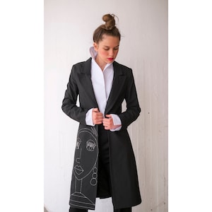 Elegante set da 2 pezzi: giacca con ricamo stravagante e camicia in cotone a collo alto ispirata al kimono, set coordinato minimalista su misura.