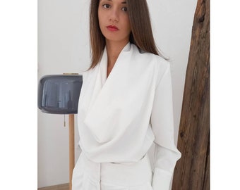 Off weiße Bluse mit drapiertem griechischen Stil Ausschnitt, Elegantes einfaches 1970er Jahre Stil Top, bescheidene Abendbluse, elegantes Top für besondere Anlässe