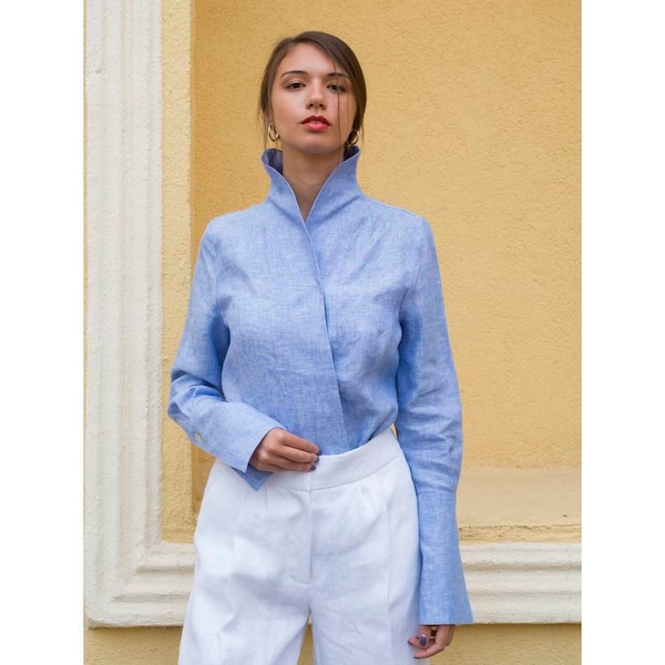 Camisa tipo kimono de lino azul claro con cuello alto y botones, estilo minimalista de inspiración japonesa, informal, para primavera y verano.