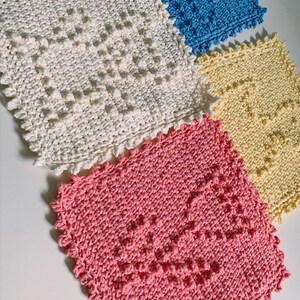 Puede incluir: Cuatro pa&ntilde;os de cocina de ganchillo en diferentes colores: blanco, azul claro, amarillo y rosa. Cada pa&ntilde;o de cocina tiene un patr&oacute;n texturizado en relieve.