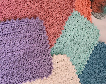 Puede incluir: Colección de paños de cocina de ganchillo hechos a mano en varios colores pastel, incluyendo rosa, melocotón, lavanda, verde menta, crema y azul. Cada paño tiene un patrón de puntada texturizada y un borde festoneado, ideal para la cocina o el baño.