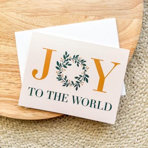 Tarjetas Joy to the World / Tarjetas plegadas de 5,5" x 4,25" con sobres blancos / Guirnalda de hojas de canciones navideñas con regalos en verde y dorado