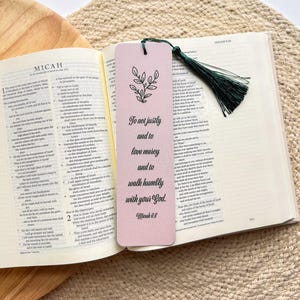 Micha 6:8 Vers Lesezeichen ESV | Grüne Blätter Pflanzen | Größe 2 "x7" | Christian Vers Bibel Auswendiglernen Karten Nette Geschenke Quasten