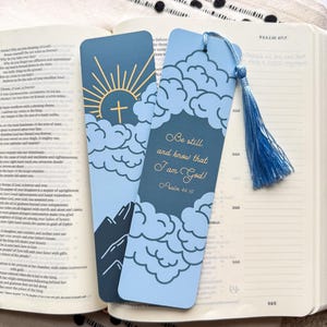 Psalm 46:10 ESV Versbladwijzer | Formaat 2x7 cm Wees stil Blauwe Bergen Wolken Christelijke geschenken Bijbelmemoriseerkaarten Kwastjes Natuur Buiten