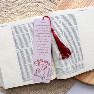 Liefde is geduldig Vers bladwijzers ESV | Afmeting: 2" x 7" 1 Korintiërs 13:4-8 | Roze bloemen bloem christelijk vers Bijbelgeheugenkaarten kwasten