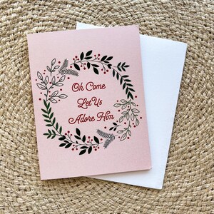 Oh kom, laten we hem aanbidden Kaart 4,25 x 5,5 inch Enveloppen Kerstkrans Baby Jezus christelijk kerstliedjes groen leuke cadeaus christelijk