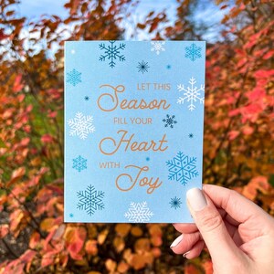 Lassen Sie diese Saison Ihr Herz mit Freude füllen Weihnachtskarte | 4.25 "x 5,5" mit weißen Umschlägen | Schneeflocken glitzernde schimmernde Schnee-Geschenke