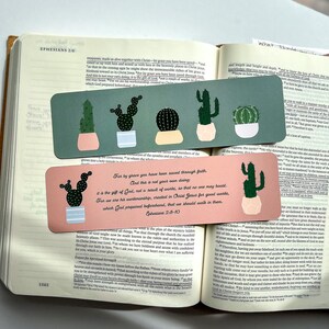 Marcador de cactus Efesios 2:8-10 NVI / Tamaño 2" x 7" / Plantas Cactus Naturaleza Verde Rosa / Tarjetas de memorización de versículos bíblicos de gracia cristiana