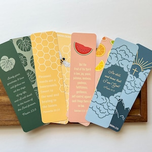 Conjunto de 4 marcadores de versículos bíblicos ESV Vários designs Monstera Fruit Mountains Bee Honey | Tamanho 2" x 7" | Cartões de memorização cristãos com borlas