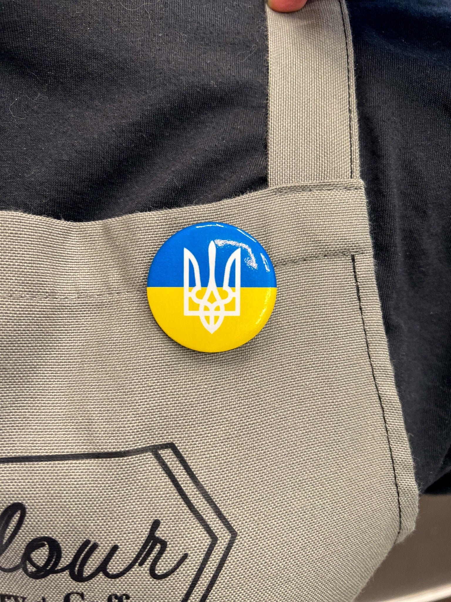 Ukraine Flagge Runder Button Pin Ukrainischer Dreizack Tryzub Design 1,5  Runde Pinback Buttons Dekor Gelb und Blau Support Ukraine - .de