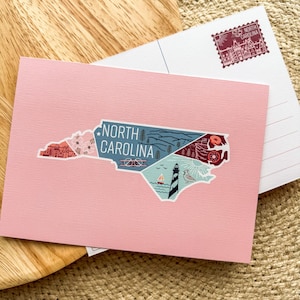 Stampa cartolina di viaggio dello stato della Carolina del Nord / Avventura di viaggio geometrica Montagne Parchi nazionali Faro Biltmore Donuts / Regalo souvenir