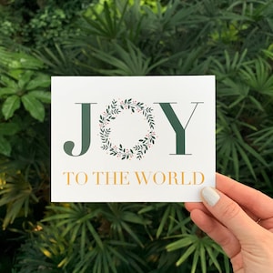 Tarjetas navideñas Joy to the World / Tarjetas plegadas de 5,5" x 4,25" con sobres / Corona navideña con hojas verdes y doradas, ilustraciones y regalos