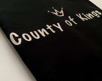 County of Kings t-shirt, t-shirt nera, t-shirt nera, t-shirt nera lettere bianche, Brooklyn, Kings County, New York t-shirt