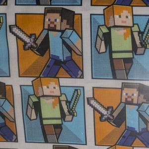 Puede incluir: Patrón repetitivo con personajes pixelados del videojuego Minecraft. Los personajes, Steve y Alex, se representan sosteniendo espadas, sobre fondos geométricos naranjas y azules. El diseño general tiene un estilo de cómic.