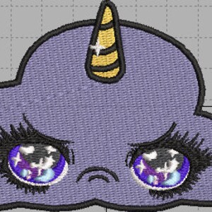 Może przedstawiać: Haftowana naszywka przedstawiająca fioletową chmurę z dużymi, szczegółowymi oczami i złotym rogiem. Oczy mają wzór galaktyki z niebieskimi, fioletowymi i białymi akcentami. Naszywka ma smutny wyraz twarzy.