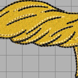 Op de afbeelding: Geborduurde patch met een gestileerde afbeelding van goudblond haar. Het ontwerp toont vloeiende lokken met donkerdere schaduwen langs de randen, waardoor een getextureerd uiterlijk ontstaat. De patch is waarschijnlijk bedoeld voor toepassing op kleding of accessoires.