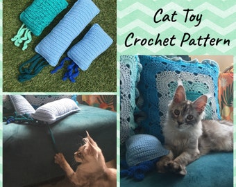 Può includere: Uno schema per un giocattolo per gatti all'uncinetto con il titolo "Kick & Cuddle Cat Toy Crochet Pattern". Lo schema include tre cuscini all'uncinetto in blu e turchese. I cuscini sono mostrati su una superficie erbosa verde. Un gatto sta giocando con un cuscino all'uncinetto blu su un divano.