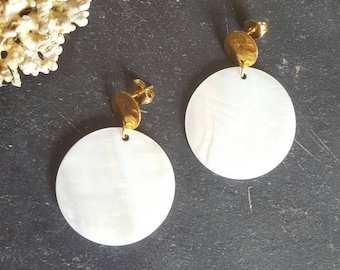 BO crumpled gold stud earrings and large mother-of-pearl sequin