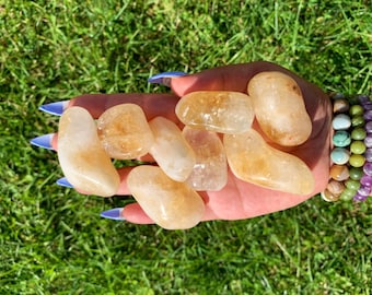 Gran piedra rodada de citrino, cristal del chakra del plexo solar