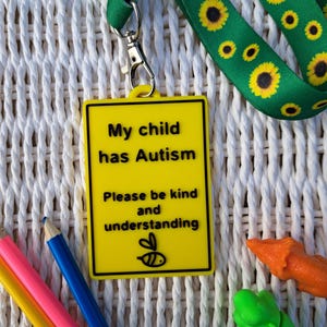 Etichetta identificativa per l'autismo - Mio figlio è autistico, per favore sii gentile - Portachiavi personalizzato - 6 colori e 5 design - Etichetta di sensibilizzazione per zaino, cordino o chiavi