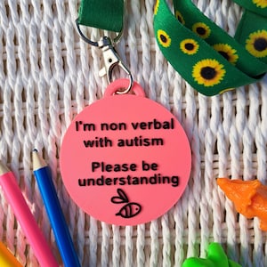 Autisme ID ronde tag - ik ben non-verbaal met autisme - aangepaste sleutelhanger - 6 kleuren en 5 ontwerpen - bewustzijnstag voor rugzak, sleutelkoord of sleutels