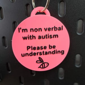 VERSTUREN slijtvast plastic identificatielabel voor acceptatie van autisme 'Ik ben non-verbaal en heb autisme, heb begrip' groot rond label
