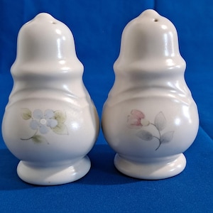 Vintage PFALTZGRAFF TEA ROSE Salt & Pepper Shaker Set 3 7/8&quot; Stoneware Floral Pink Rose Blue Flower