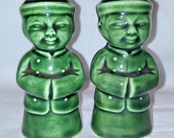 Juego de salero y pimentero vintage ASIAN MAN de cerámica china japonesa de color verde.