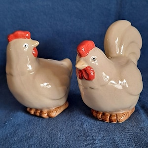 Chicken HEN ROOSTER SALT & Pepper Shaker Set Tan 3 1/2&quot; Spice Farm Ceramic