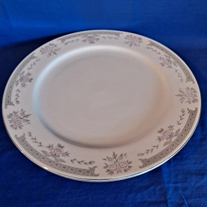 Lot 2 Newcore Dynasty Porcelain Fine China COLLEEN 1008 DINNER PLATES 10 1/2&quot;