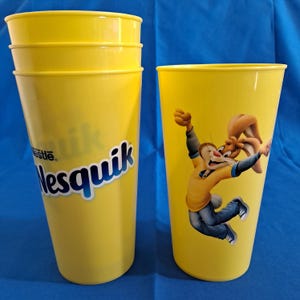 Puede incluir: Un letrero de madera rústica con la frase "Welcome to our home" en letras blancas. El letrero presenta un acabado envejecido, ideal para la decoración de la entrada.