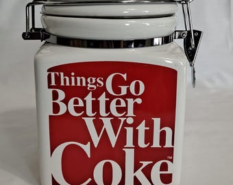 Gibson Designs COCA-COLA-BURK "Things Go Better With Coke" Keramisk Kakburk