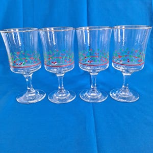 Vintage 4 ARBY&#39;S Vintage Christmas HOLLY BERRY Wine Glasses Libbey Stemmed Goblets 1986