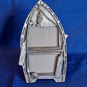 Marco de fotos Sixtrees de peltre con diseño de barco de pesca, caña de pescar y remo en relieve, 3"x2".