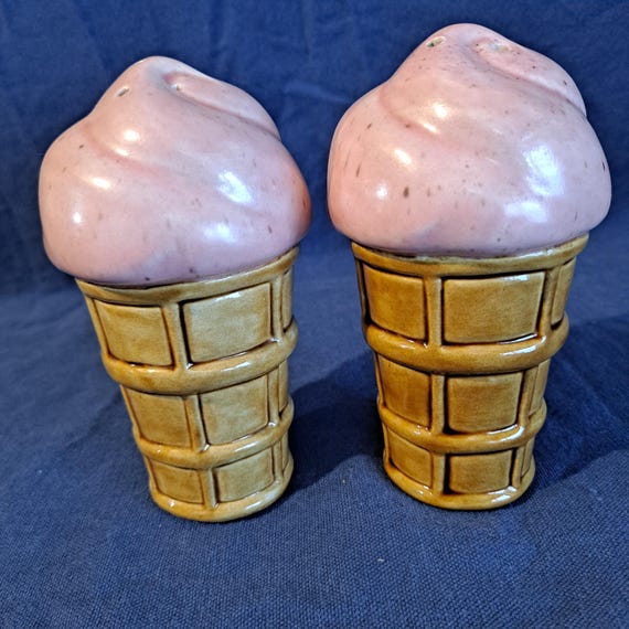 ICE CREAM CONE Salt & Pepper Shaker Set 4 3/4" tall Cone Pink Strawberry