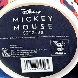 Puede incluir: Primer plano de una taza Disney Mickey Mouse de 946 ml, blanca y azul. La taza tiene el logotipo de Disney y el texto "MICKEY MOUSE" en blanco. La taza no contiene BPA y es apta para lavavajillas. No se recomienda para microondas.