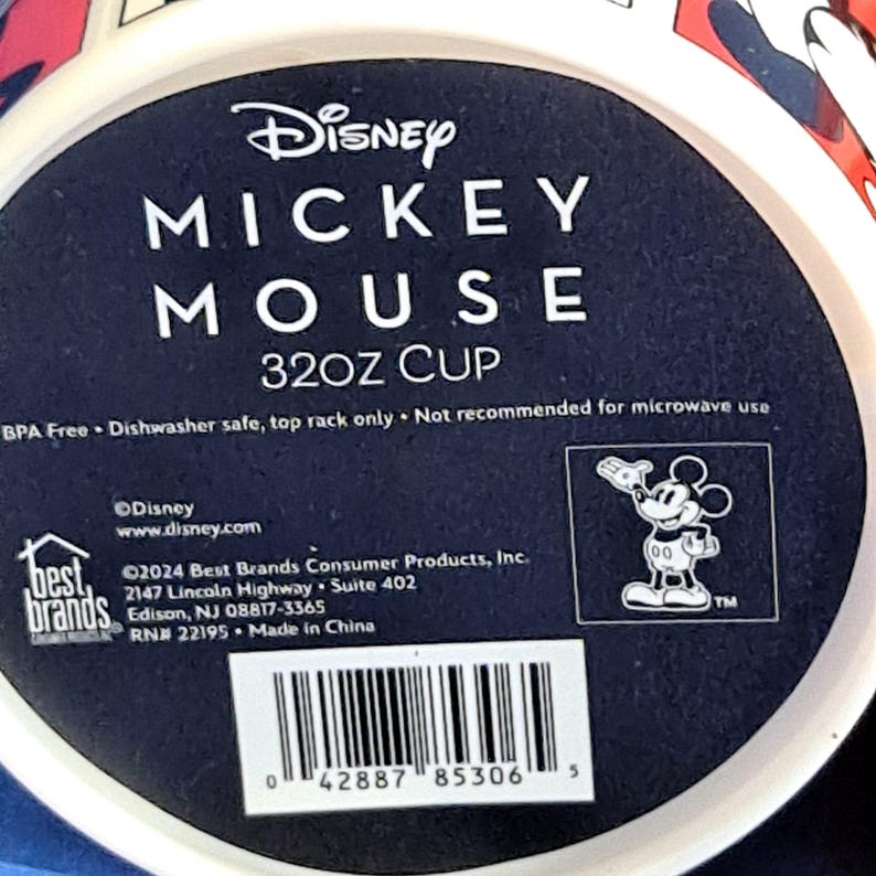 Puede incluir: Primer plano de una taza Disney Mickey Mouse de 946 ml, blanca y azul. La taza tiene el logotipo de Disney y el texto "MICKEY MOUSE" en blanco. La taza no contiene BPA y es apta para lavavajillas. No se recomienda para microondas.