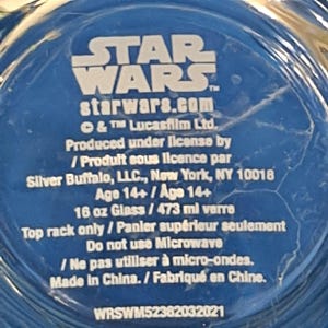 Peut inclure: Gros plan sur un verre bleu avec le logo Star Wars et du texte. Le verre fait 473 ml et est produit sous licence par Silver Buffalo, LLC. Il ne va pas au micro-ondes et est fabriqu&eacute; en Chine.