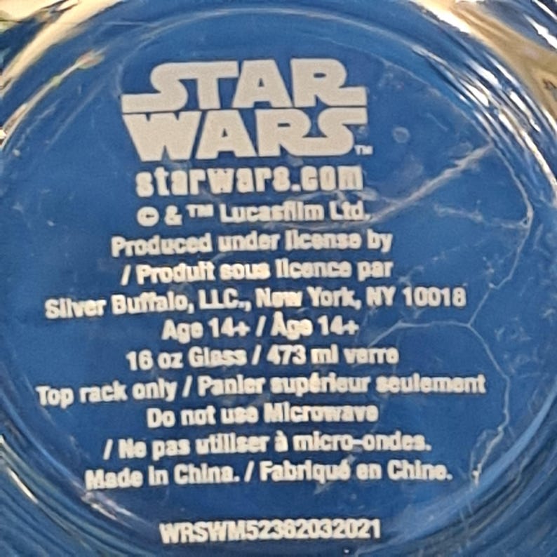 Peut inclure: Gros plan sur un verre bleu avec le logo Star Wars et du texte. Le verre fait 473 ml et est produit sous licence par Silver Buffalo, LLC. Il ne va pas au micro-ondes et est fabriqu&eacute; en Chine.